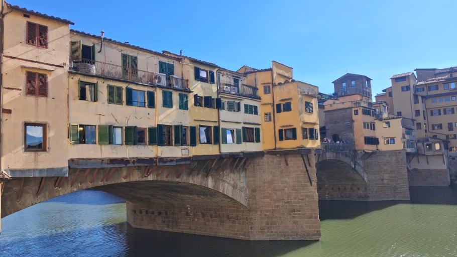 An der Ponte Vecchio wurde seitlich angebaut, um die Fläche der Geschäfte zu vergrößern