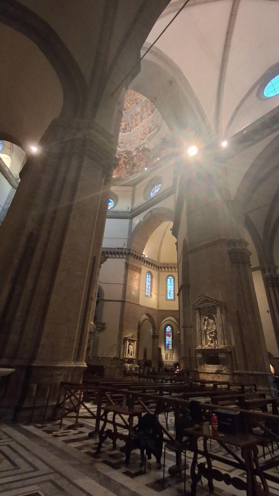 Der Eingang zur Kuppel geht durch den Dom, wo um die Zeit keine Touristen mehr unterwegs sind