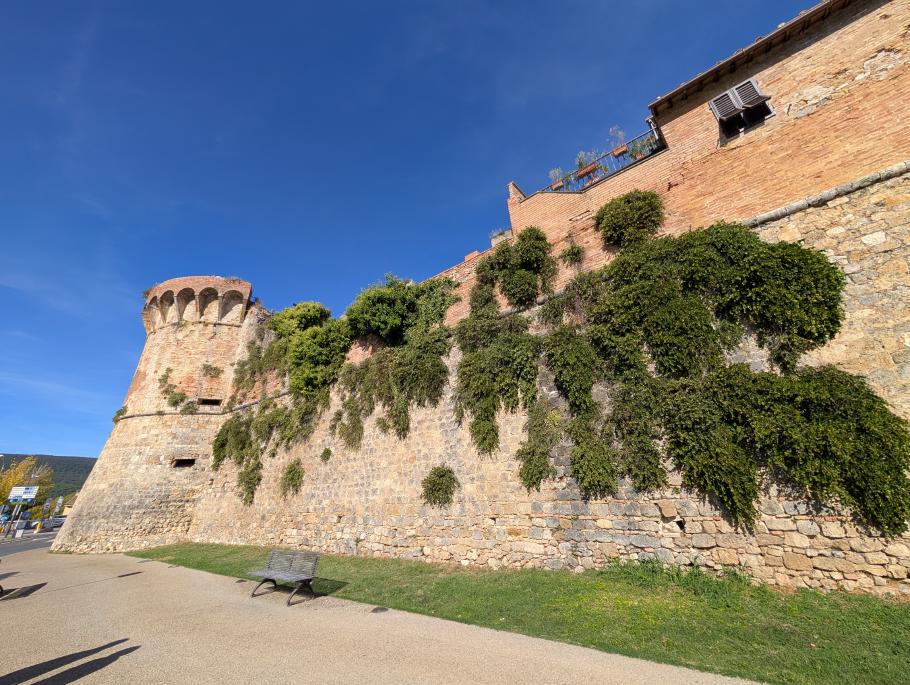 Eine hübsche Stadtmauer umrandet das kleine Städtchen