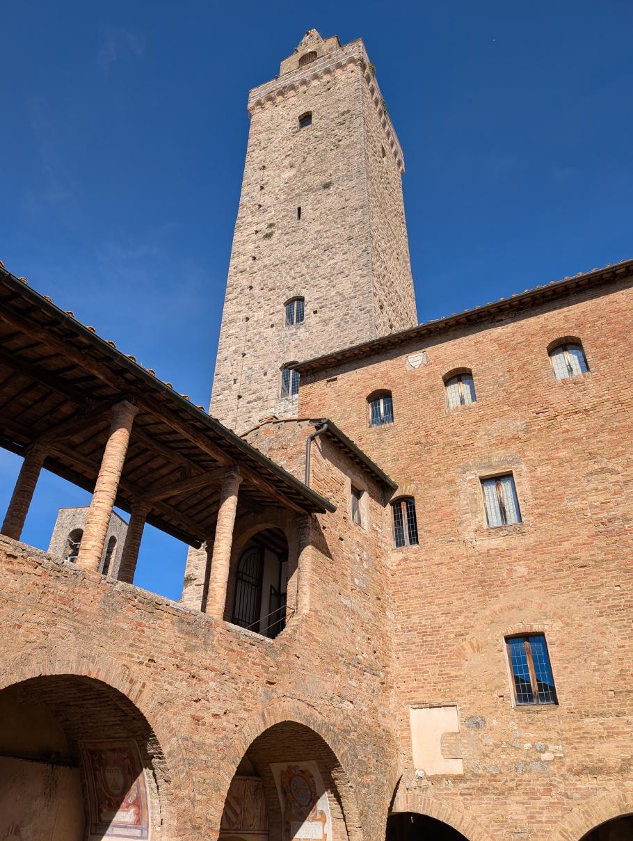 Vom mittelalterlichen Innenhof geht es 218 Stufen hinauf auf den Torre Grossa