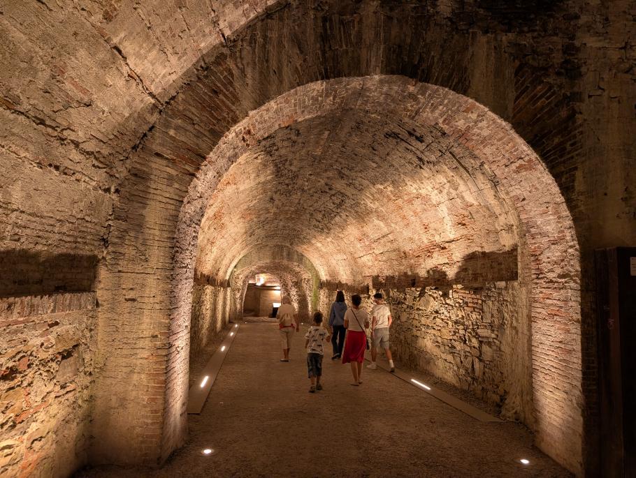 Der Weg in die Stadt führt mitten durch die dicken Mauern