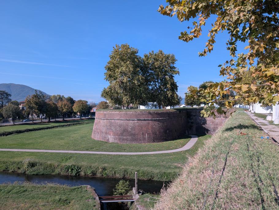 Die hohe Stadtmauer umschließt Lucca lückenlos
