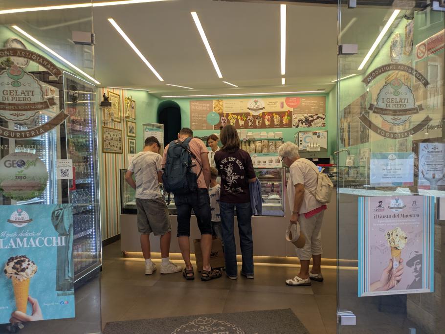 In dem Eisladen gibt es tolle Geschmacksrichtungen wie Salted Caramel