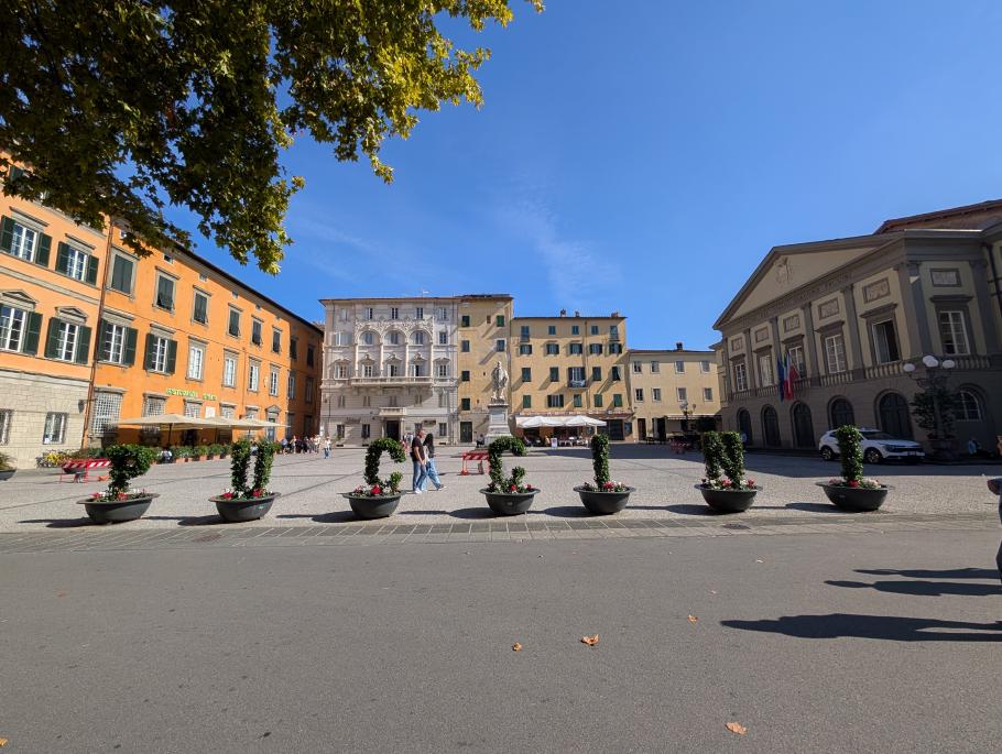 Der Platz ist Puccini gewidmet, der in Lucca geboren wurde