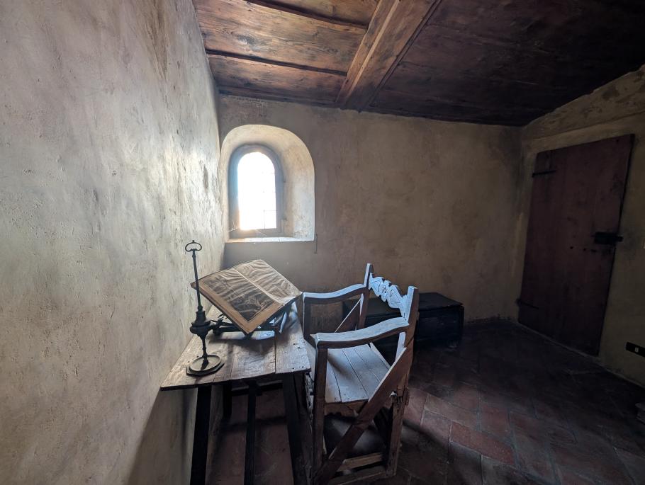 Üppig ausgestattete Klosterzelle
