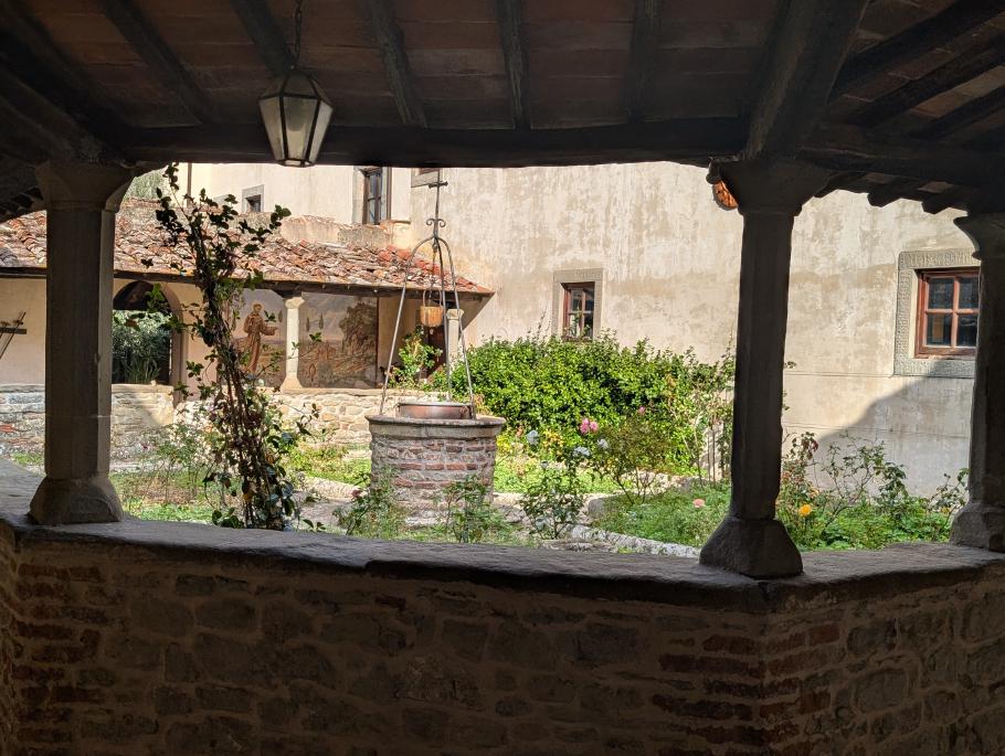 Im Innenhof wachsen Kräuter und Rosen
