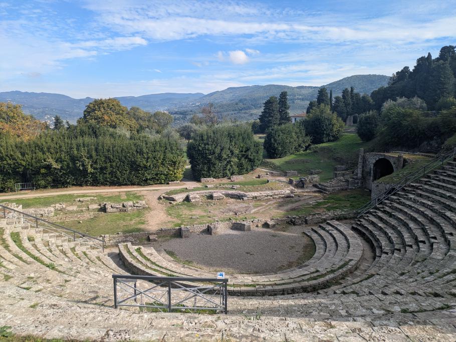 Amphitheater mit Blick auf die Berge