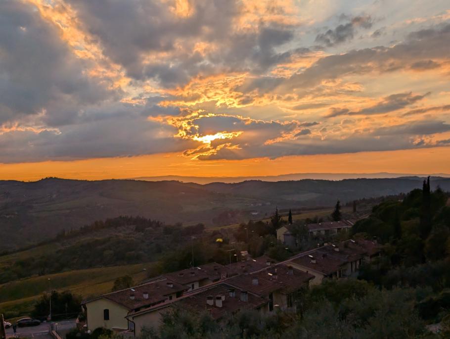 Wir fahren über den Berg und bekommen noch etwas Abendsonne zu sehen